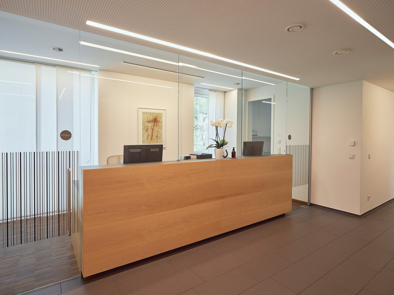 Empfangsbereich-Praxis-Dr-Albrecht-Markus_20250429-DAT-1326